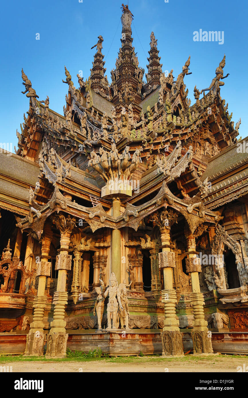 Sculture in legno sul Santuario della Verità Tempio Prasat Sut Ja-Tum, Pattaya, Thailandia Foto Stock