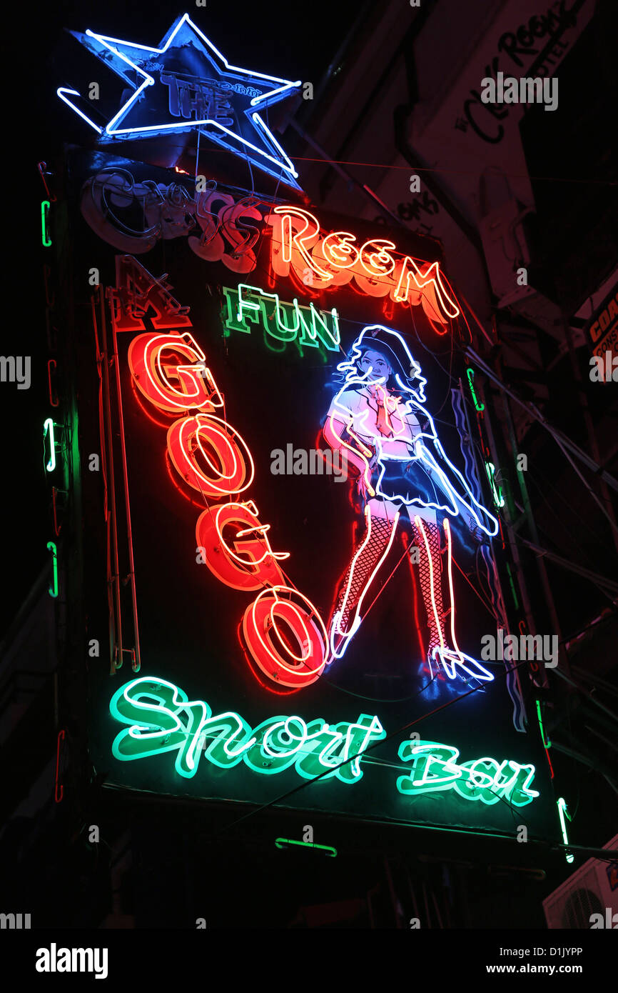 Scena notturna illuminata di insegne al neon di Gogo Bar in Boyz cittadina nel quartiere a luci rosse di Pattaya, Thailandia Foto Stock