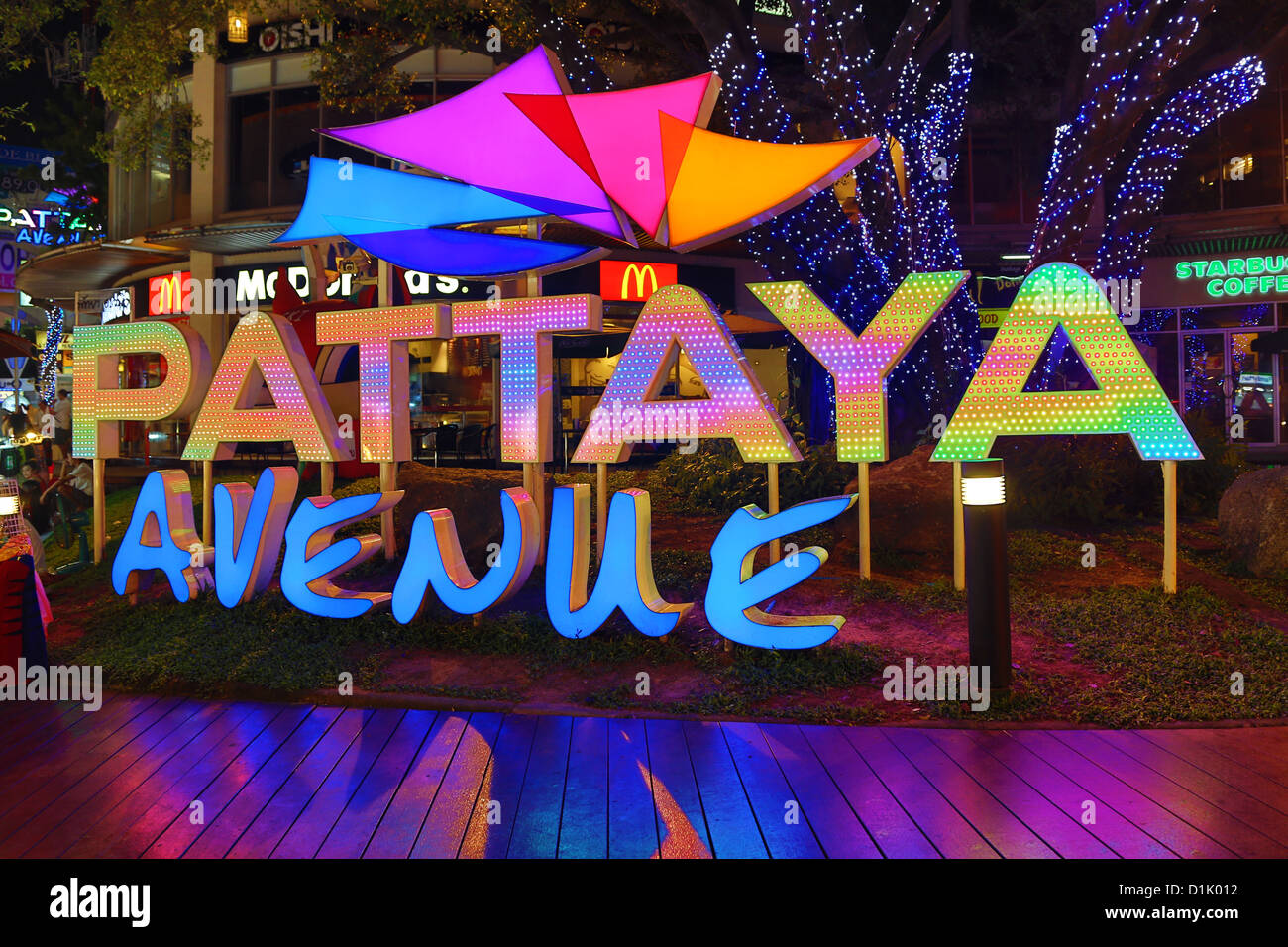 Città illuminata segno sul viale di Pattaya in Pattaya, Thailandia Foto Stock