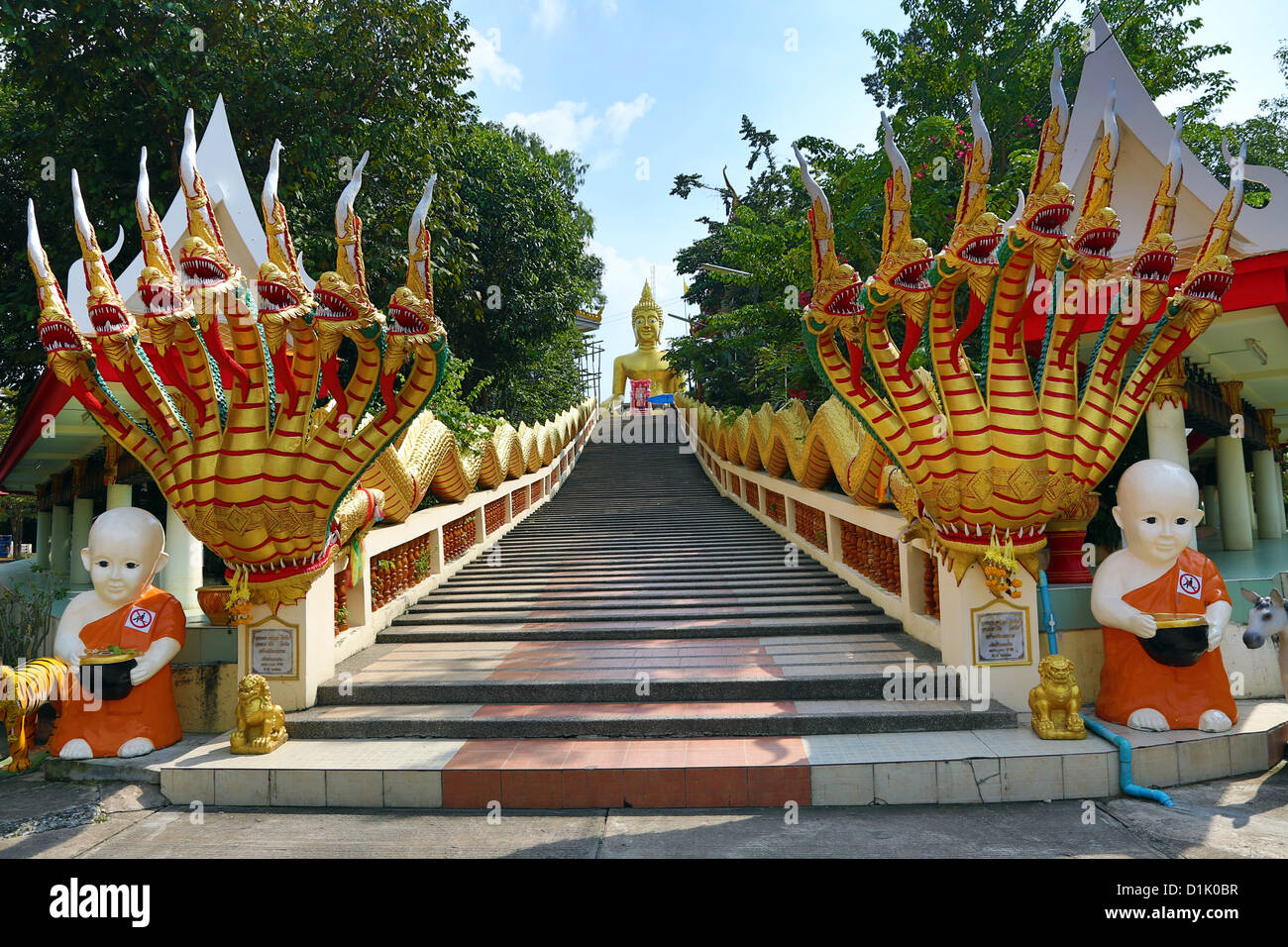 Grande statua del Buddha al Wat Khao Phra Bat in Pattaya, Thailandia Foto Stock