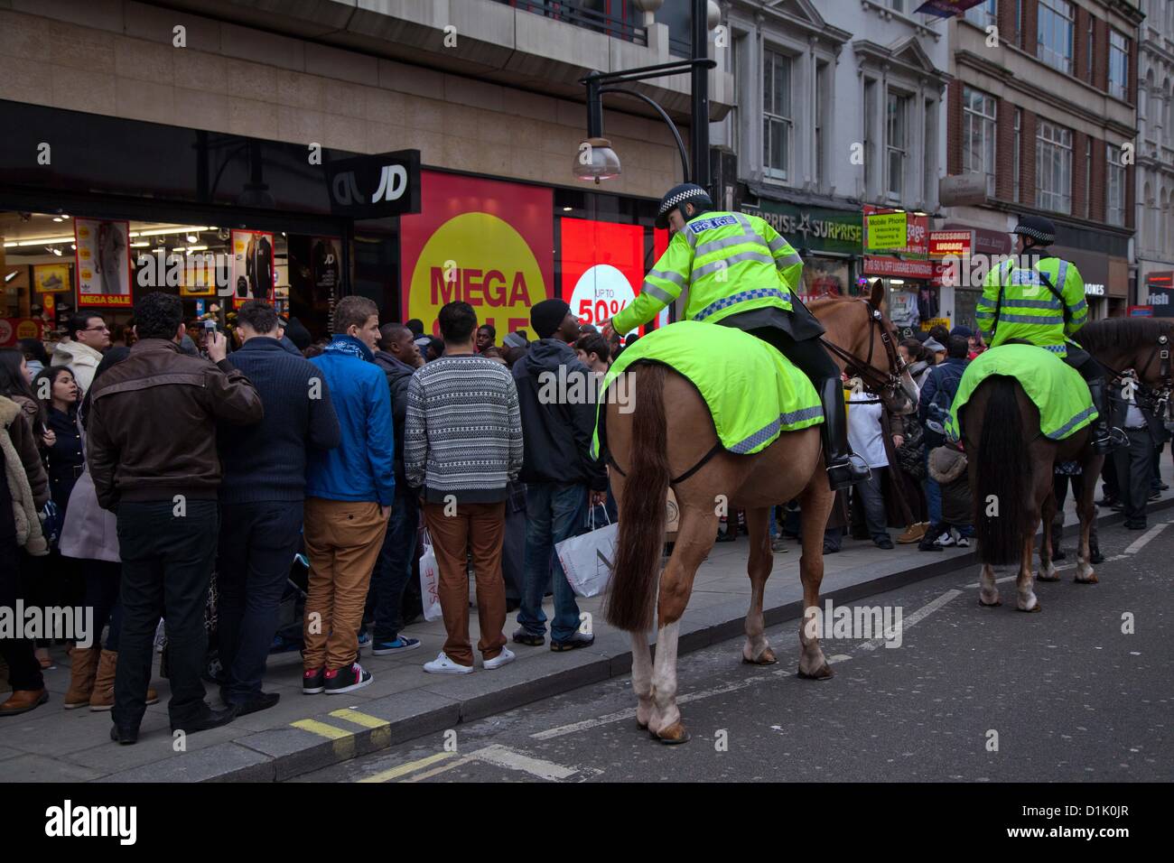 Londra, Regno Unito. 26 dicembre 2012 due funzionari di polizia a cavallo di mantenere un occhio sulla folla. A causa di due stabbings lo scorso anno su Oxford Street ci sono più agenti di polizia in servizio di pattugliamento a Londra il più trafficate aree dello shopping. Foto Stock