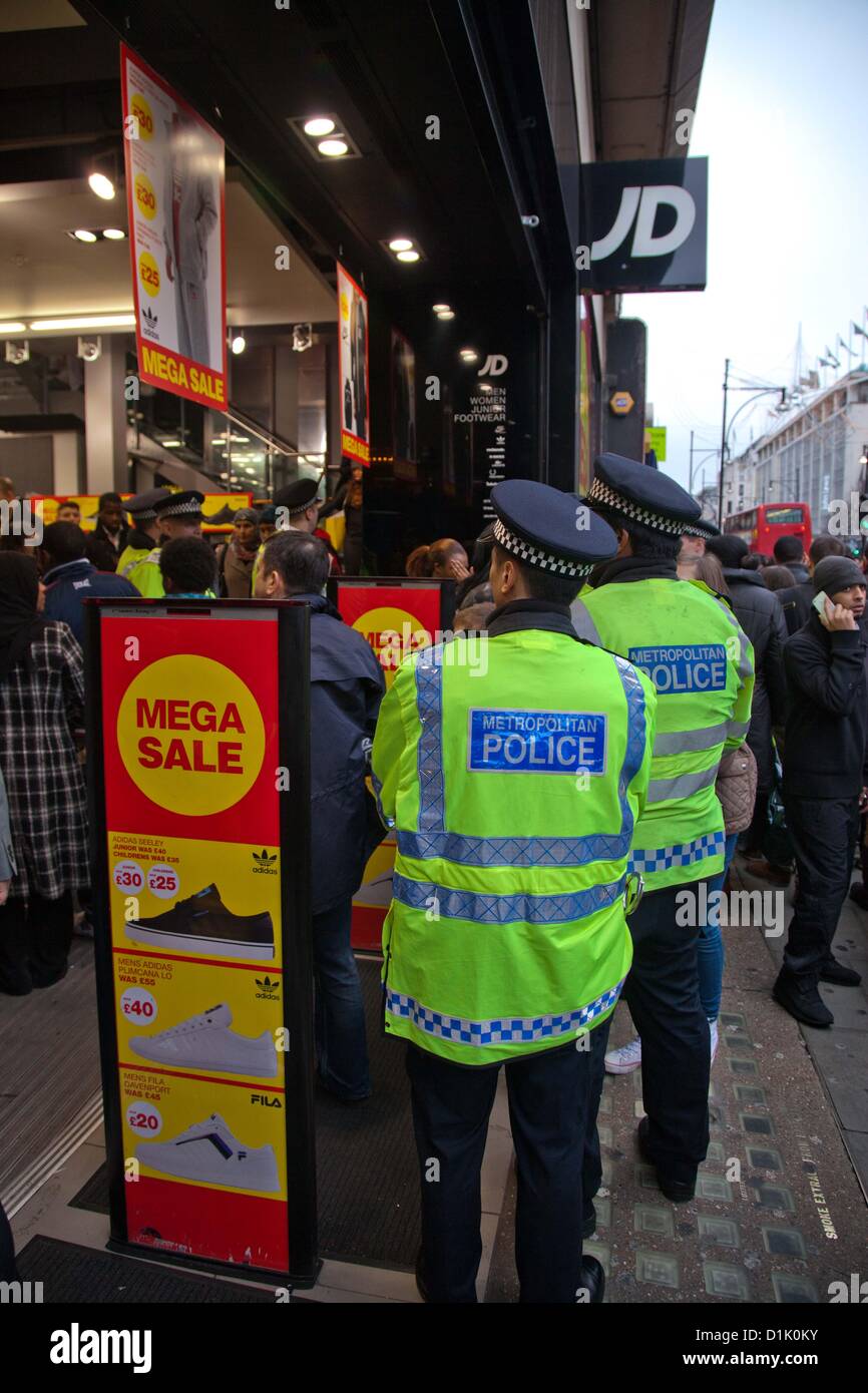 Londra, Regno Unito. Il 26 dicembre 2012 a causa dei due stabbings lo scorso anno su Oxford Street ci sono più agenti di polizia in servizio di pattugliamento a Londra il più trafficate aree dello shopping. Foto Stock