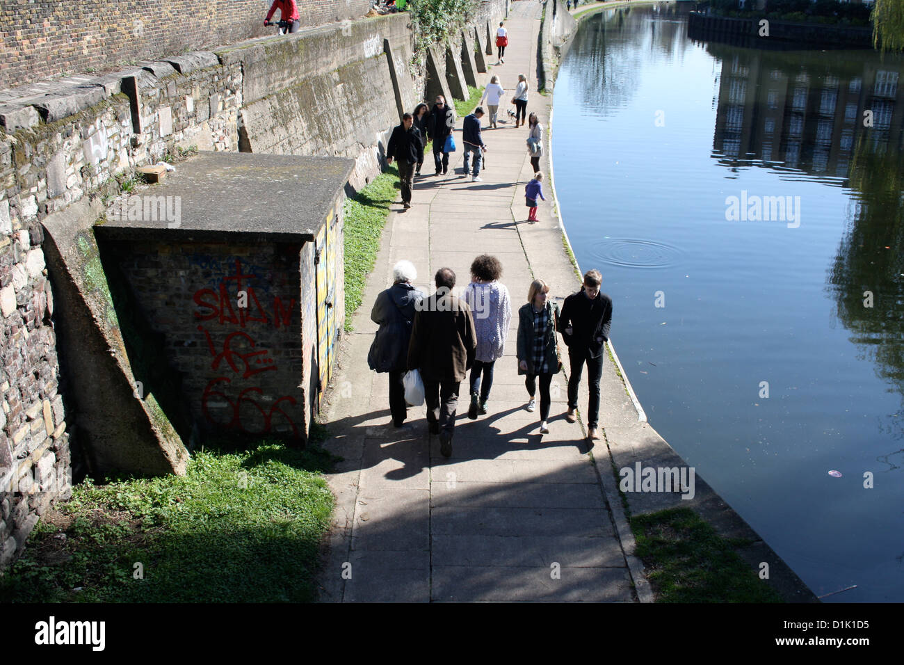La gente camminare lungo il Regent's Canal nella zona est di Londra Foto Stock