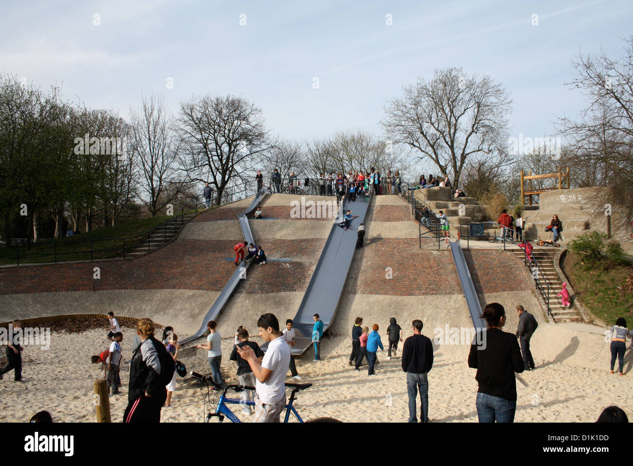 I bambini che giocano nel Parco Victoria, East London, Regno Unito Foto Stock
