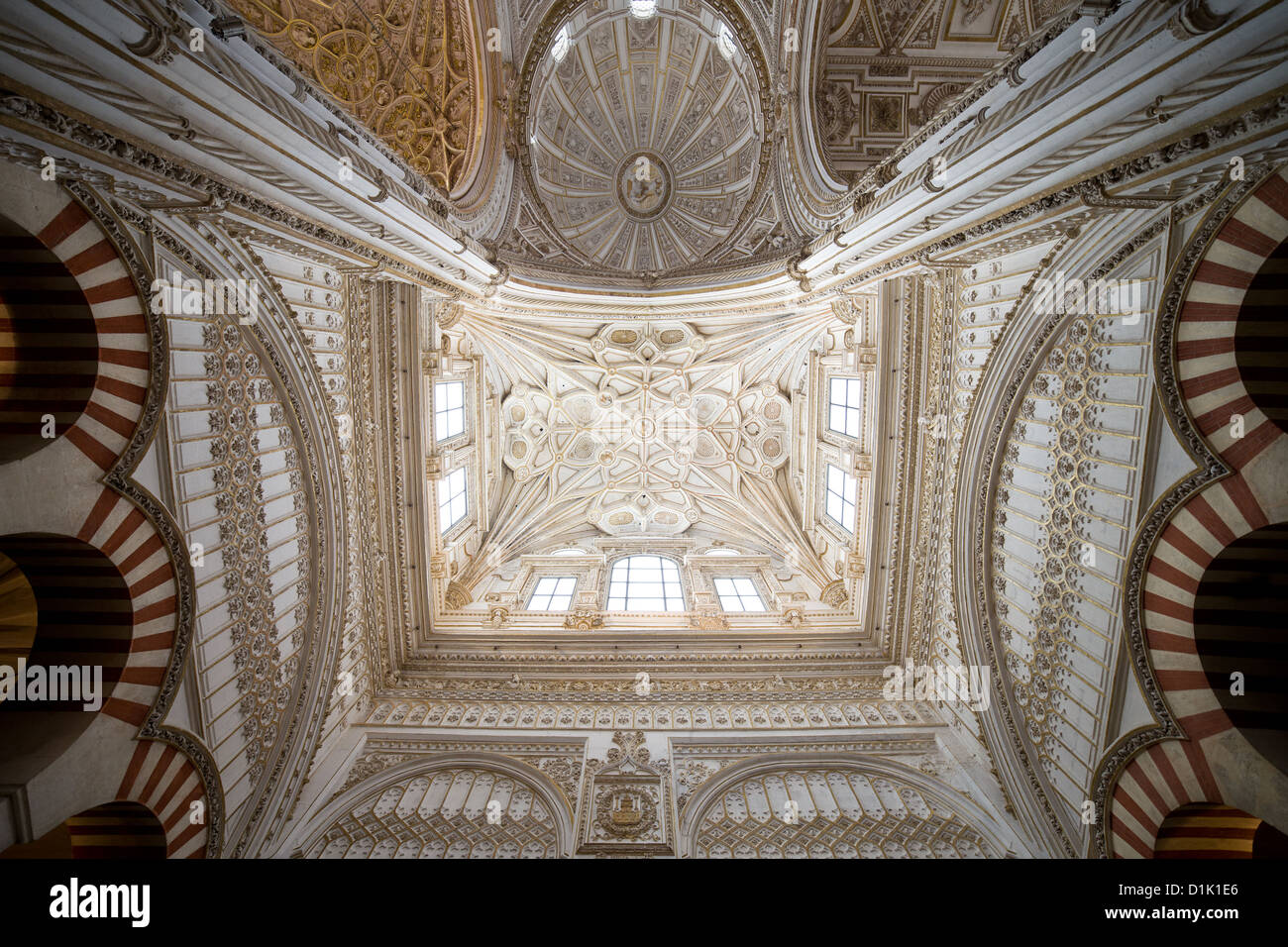 La Moschea di Cordova cattedrale (la Mezquita) interni, attraversando la cupola nervata e soffitto a volta del transetto a Cordoba, Spagna. Foto Stock
