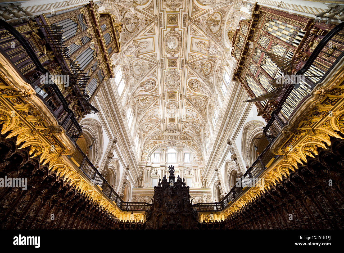 Archivio di lunetta sopra il coro di mogano si spegne all'interno la meravigliosa Cattedrale Mezquita di Cordova, Andalusia. Foto Stock