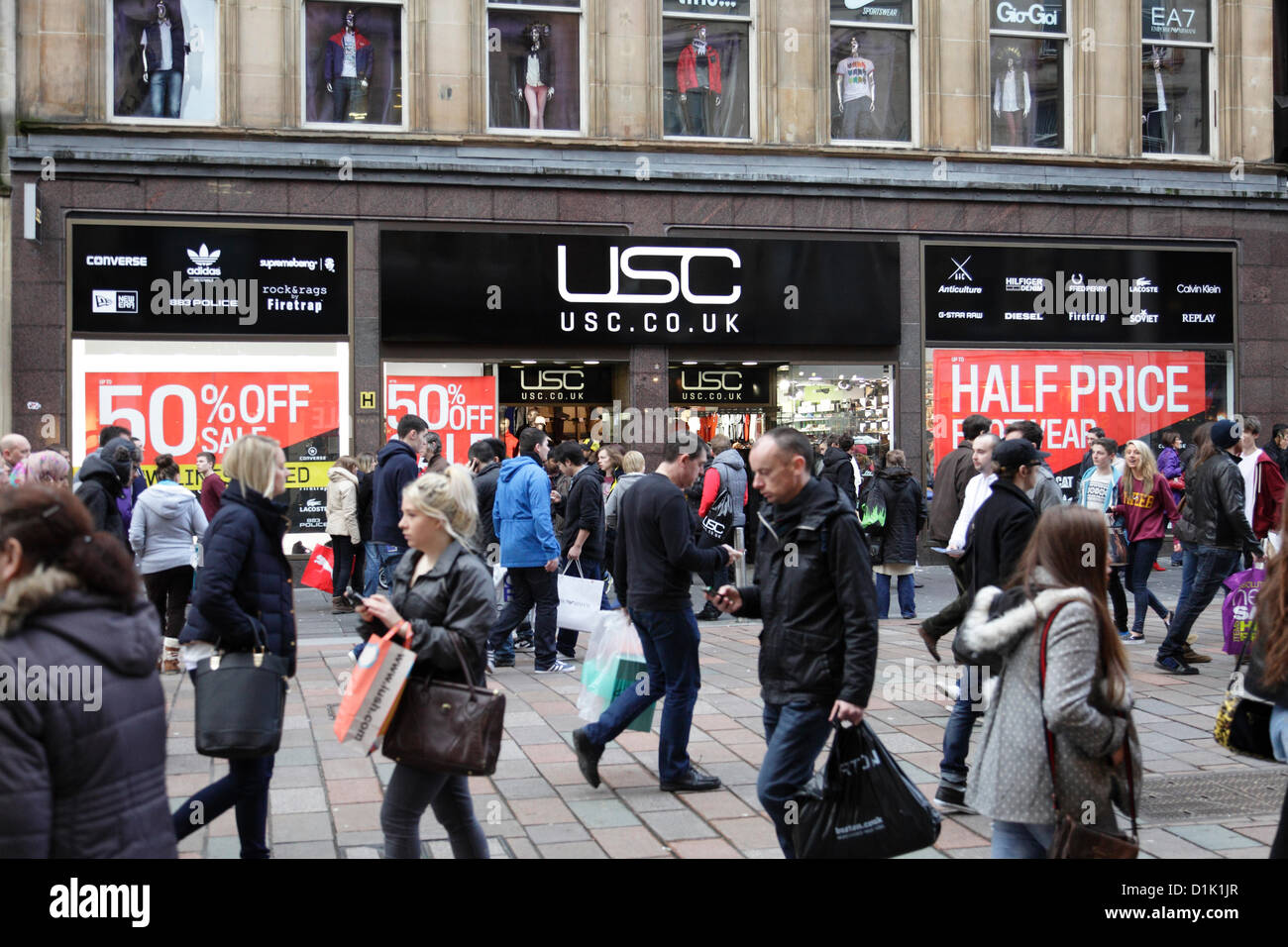 Questo negozio USC è chiuso in modo permanente. Buchanan Street, Glasgow, Scozia, Regno Unito, mercoledì, 26 Dicembre 2012. Le persone che acquistano al Boxing Day sales nel centro della città Foto Stock