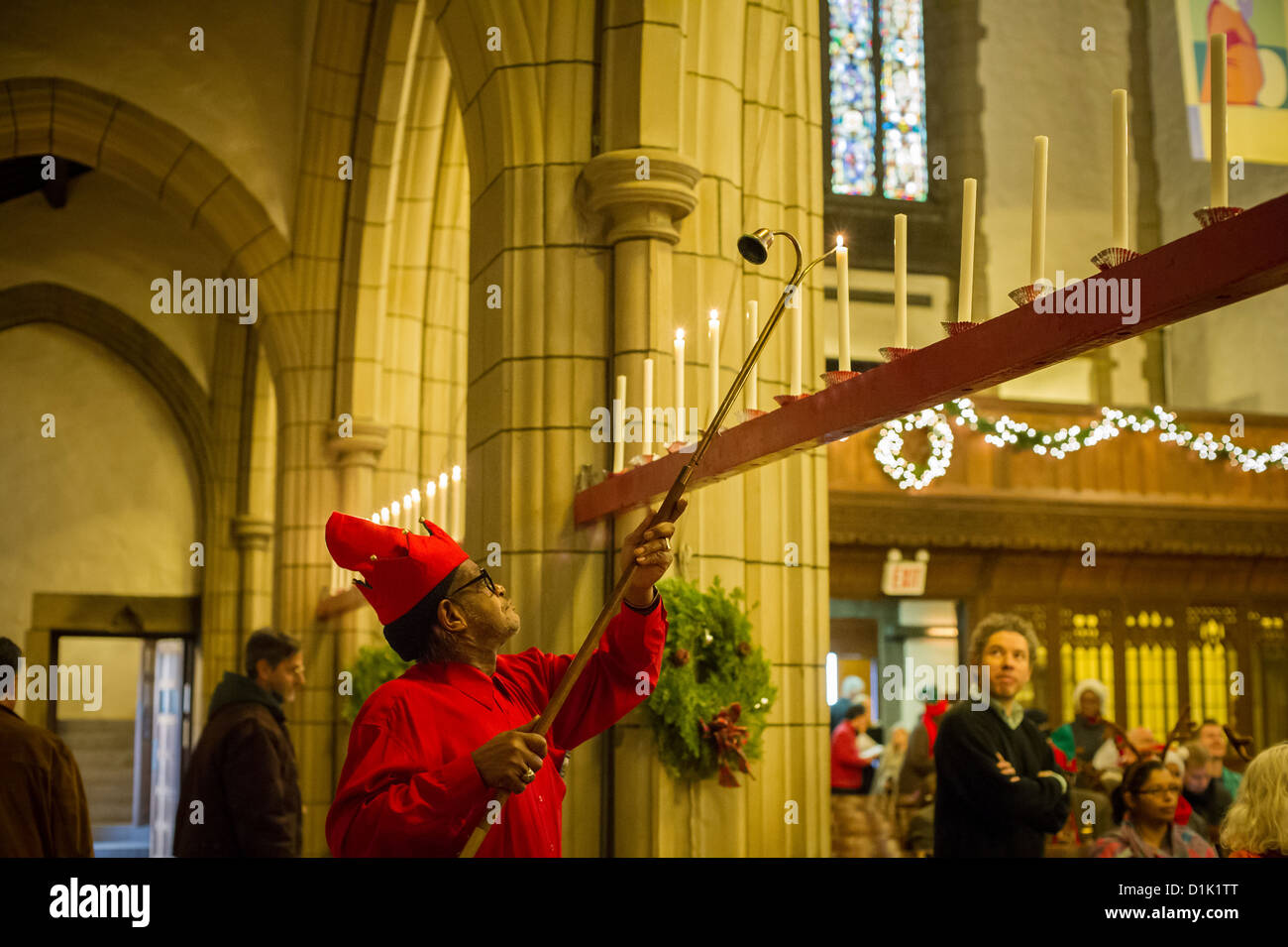 Accensione di candele nella chiesa di intercessione prima di una processione verso la tomba di Clement Clarke Moore Foto Stock