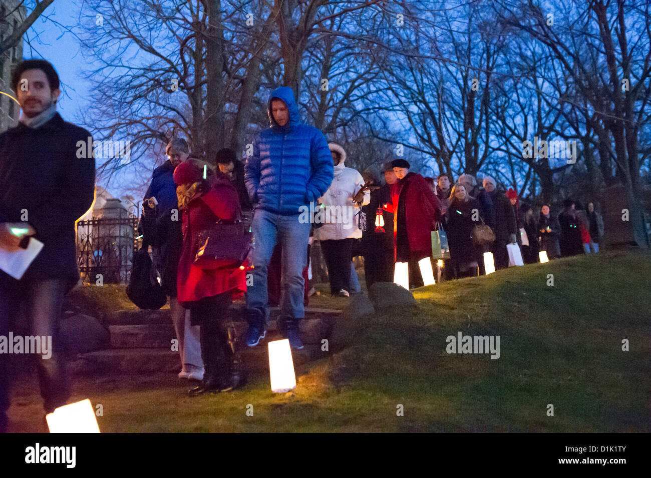 I membri della Chiesa di intercessione, e i visitatori in una processione verso la tomba di Clement Clarke Moore Foto Stock