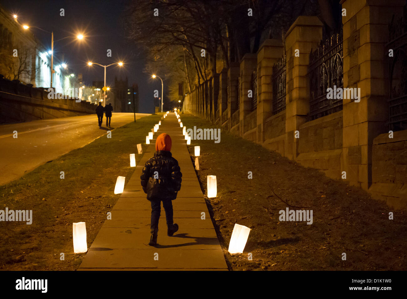 I membri della Chiesa di intercessione e di visitatori dopo una processione verso la tomba di Clement Clarke Moore Foto Stock