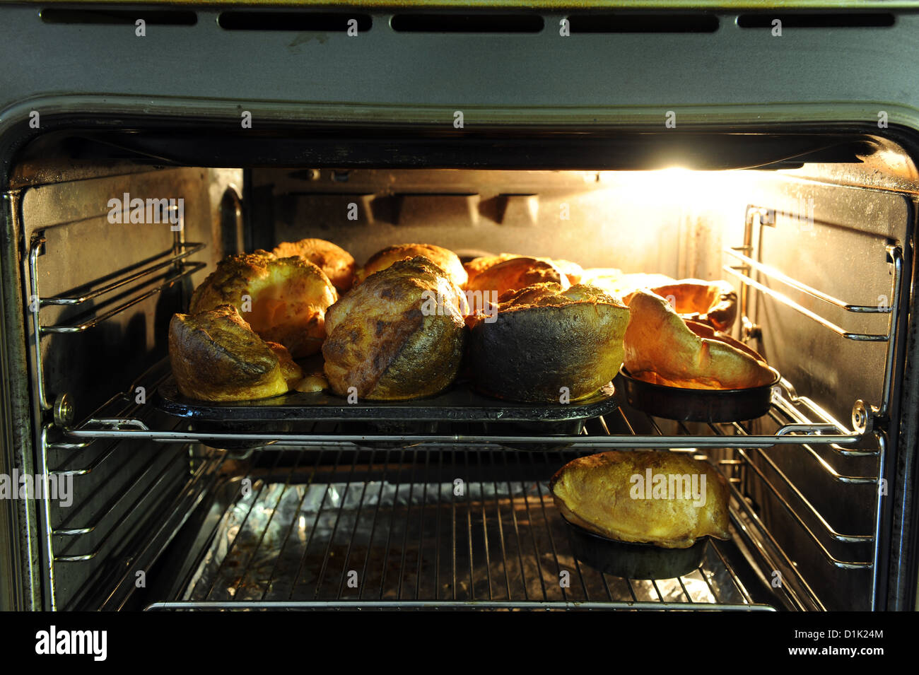 Un vassoio di Shirley Meads Yorkshire pudding il giorno di Natale 2012 Foto Stock