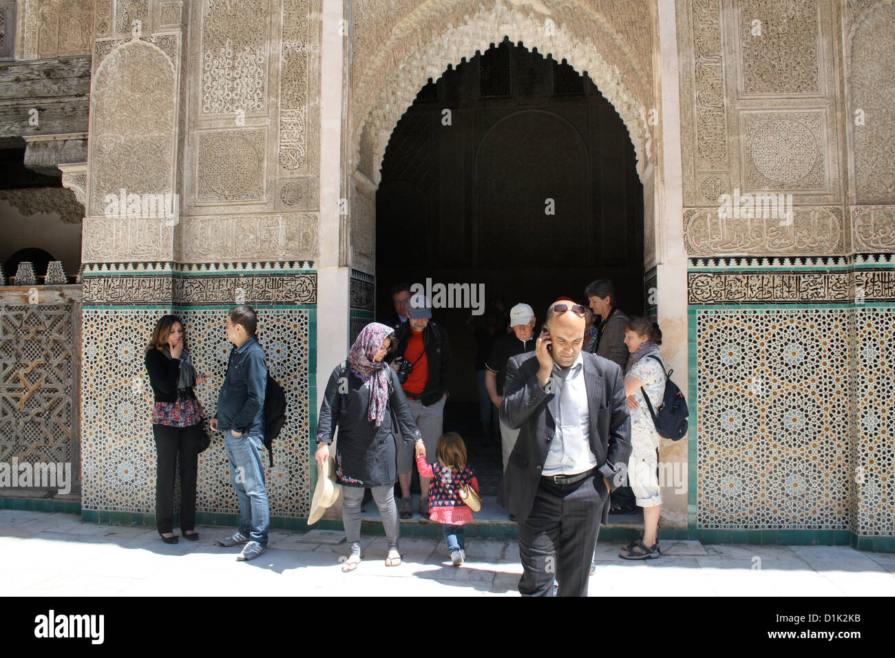 Le persone al di fuori del Bou Inania Madrassa, Fez, in Marocco Foto Stock