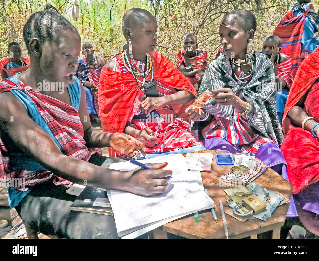 Mensile di riunione di gruppo di donne Maasai e contabilità;scambio di idee per l'empowerment & financial intendants in Africa;Tanzania Foto Stock