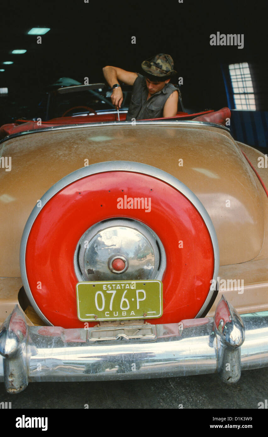 Garage riparazione di vetture d'epoca in Havana, Cuba Foto Stock