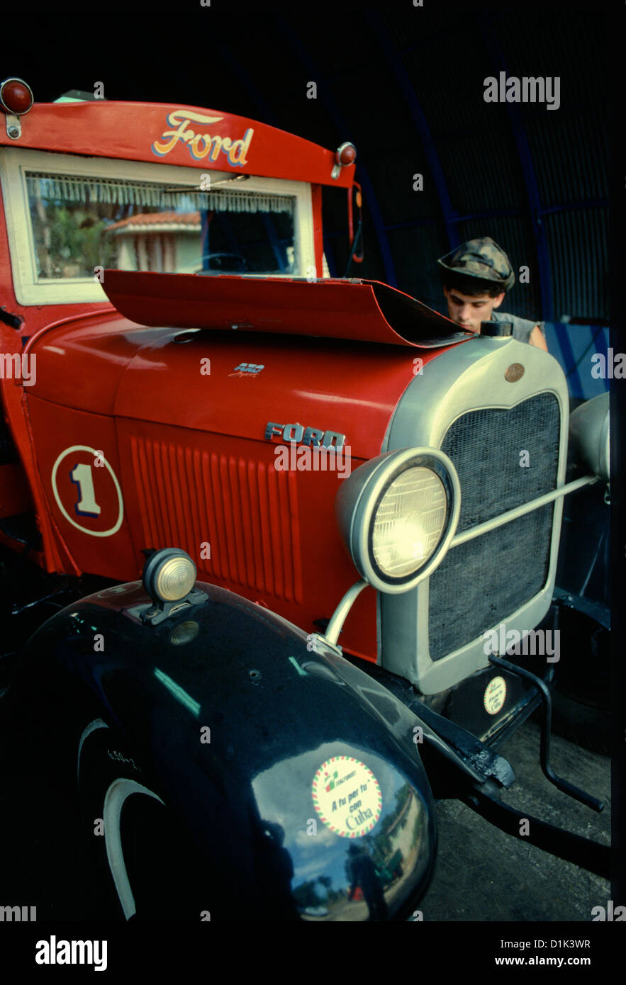 Garage riparazione di vetture d'epoca in Havana, Cuba Foto Stock