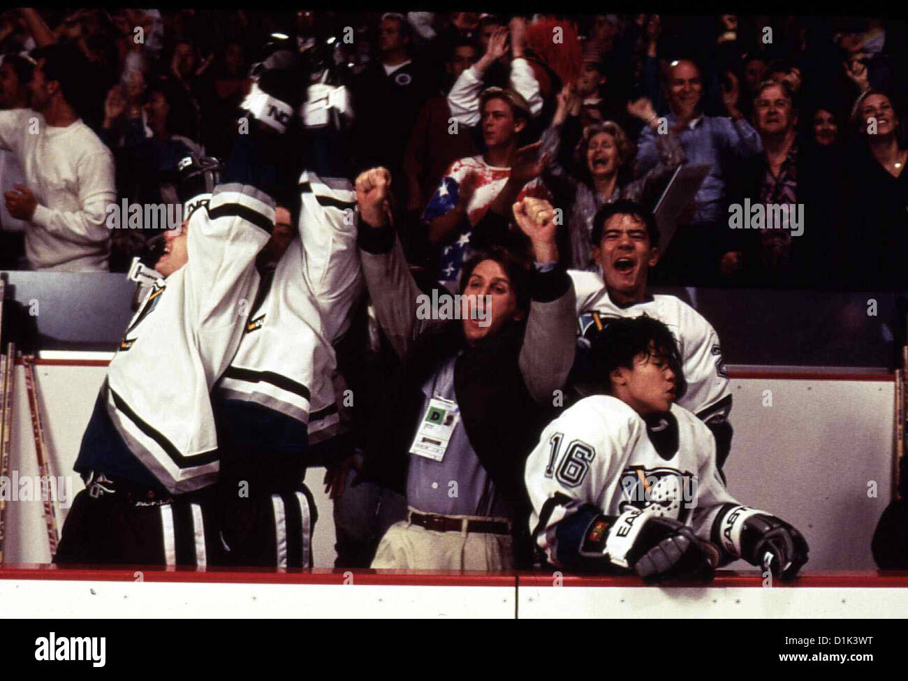 Mighty Ducks Ii - Das Superteam Kehrt Zurueck D2: Mighty Ducks Emilio Estevez Gordon Bombay (Emilio Estevez,m) jubelt mit den Foto Stock
