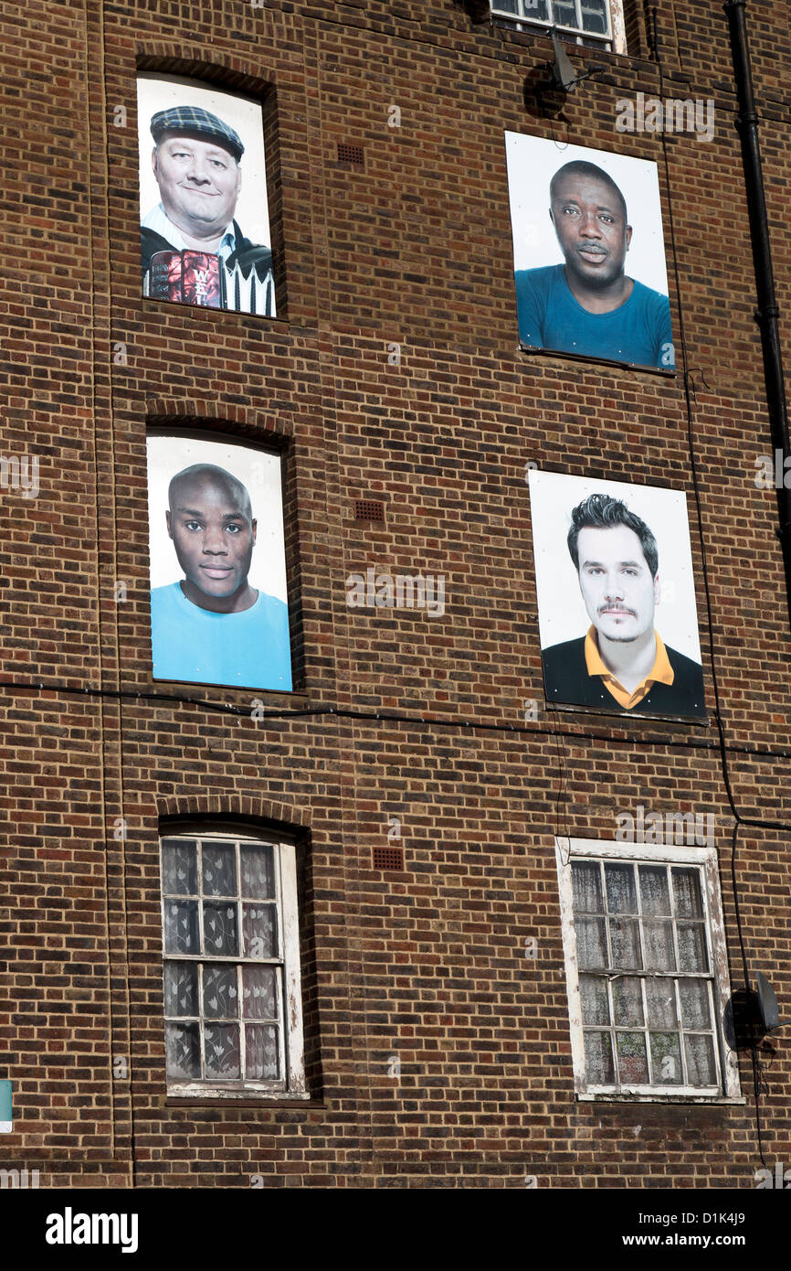 Io sono qui da immagini diffuse è un appalto pubblico di lavori artistici in casa di Samuele, Haggerston station wagon, Dunston Road, Hackney, Londra, Regno Unito. Foto Stock