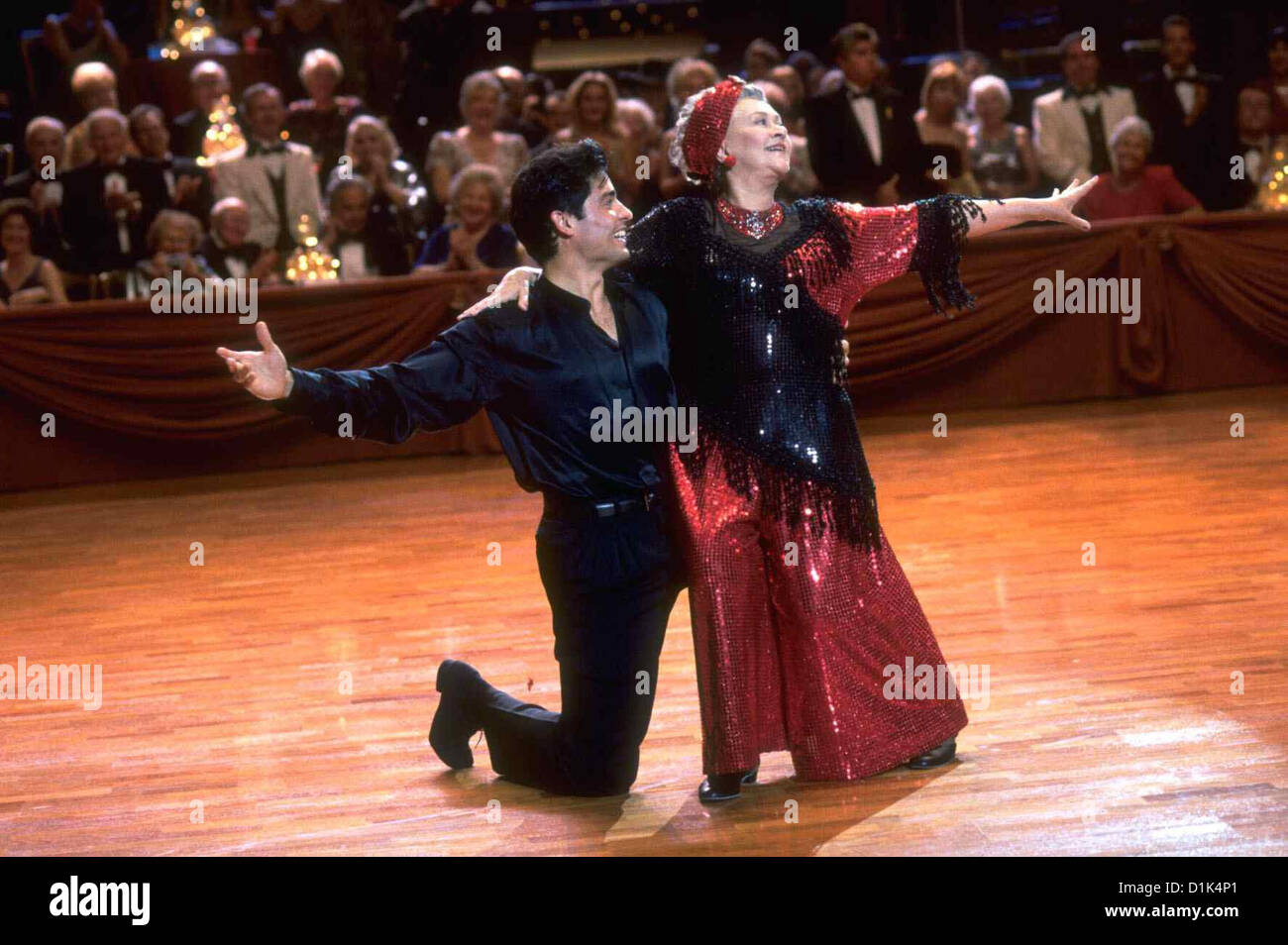 Danza con Me danza con Me Rafael (Chayanne), Bea (Joan Plowright) *** Caption locale *** 1998 Columbia / Mandalay Foto Stock