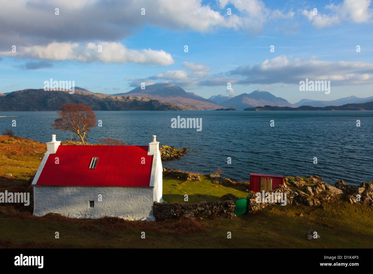 Rosso di ferro ondulato roof cottage vicino Ardheslaig cercando di Beinn Alligin Beinn Eighe & Liathach Torridon Highlands scozzesi UK Foto Stock