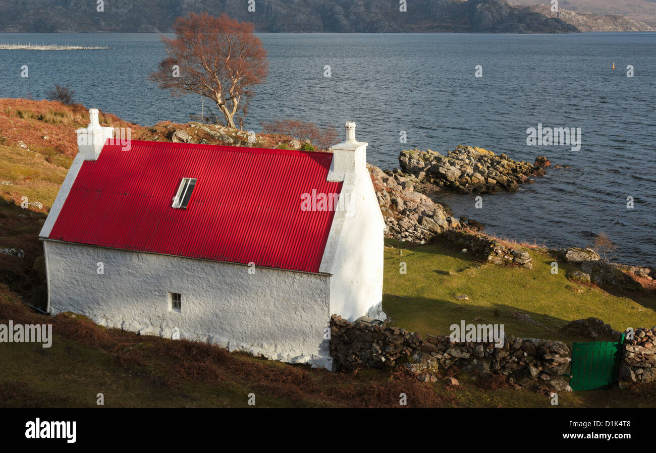 Rosso di ferro ondulato roof cottage vicino Ardheslaig Torridon Highlands scozzesi UK Foto Stock