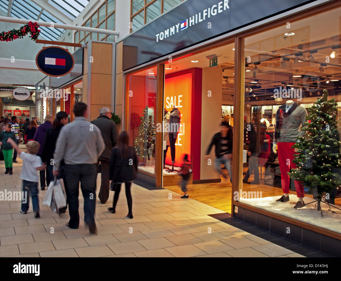 Interno di York Designer Outlet, York, North Yorkshire, Inghilterra, Regno Unito il Boxing Day, 26 dicembre 2012 mostra gli acquirenti. Migliaia di canzoni-cacciatori gregge ai centri commerciali attraverso il Regno Unito il Boxing Day nel tentativo di agguantare un offerta o un sacco un affare. Foto Stock