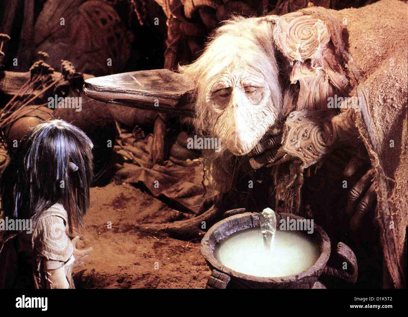Der Dunkle Kristall Dark Crystal, Jen (l) ist der letzte überlebende Gelfling-Junge. UrSu verrät ihm, dass' er einen Foto Stock