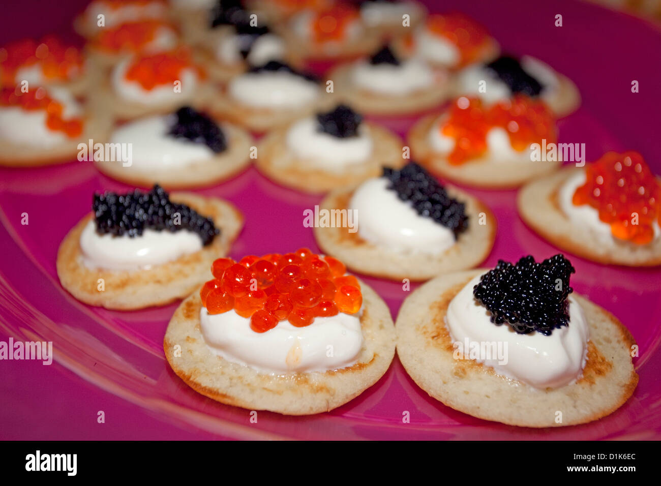 Blinis con panna acida e caviale di rana pescatrice Foto Stock