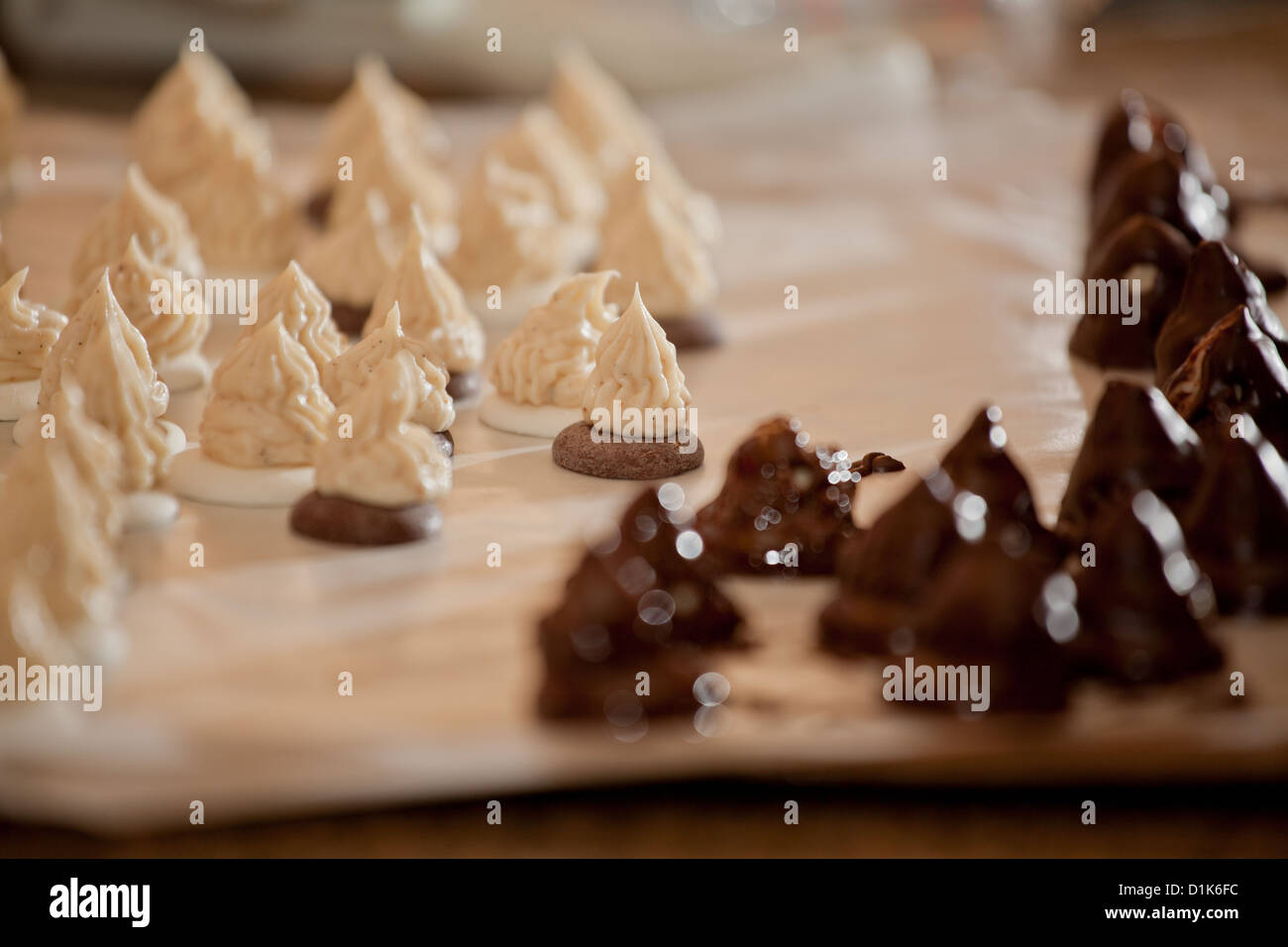 Home fatta di cioccolatini essendo realizzato da una casa dello studente della scuola per una parte del suo corso di cucina. Foto Stock