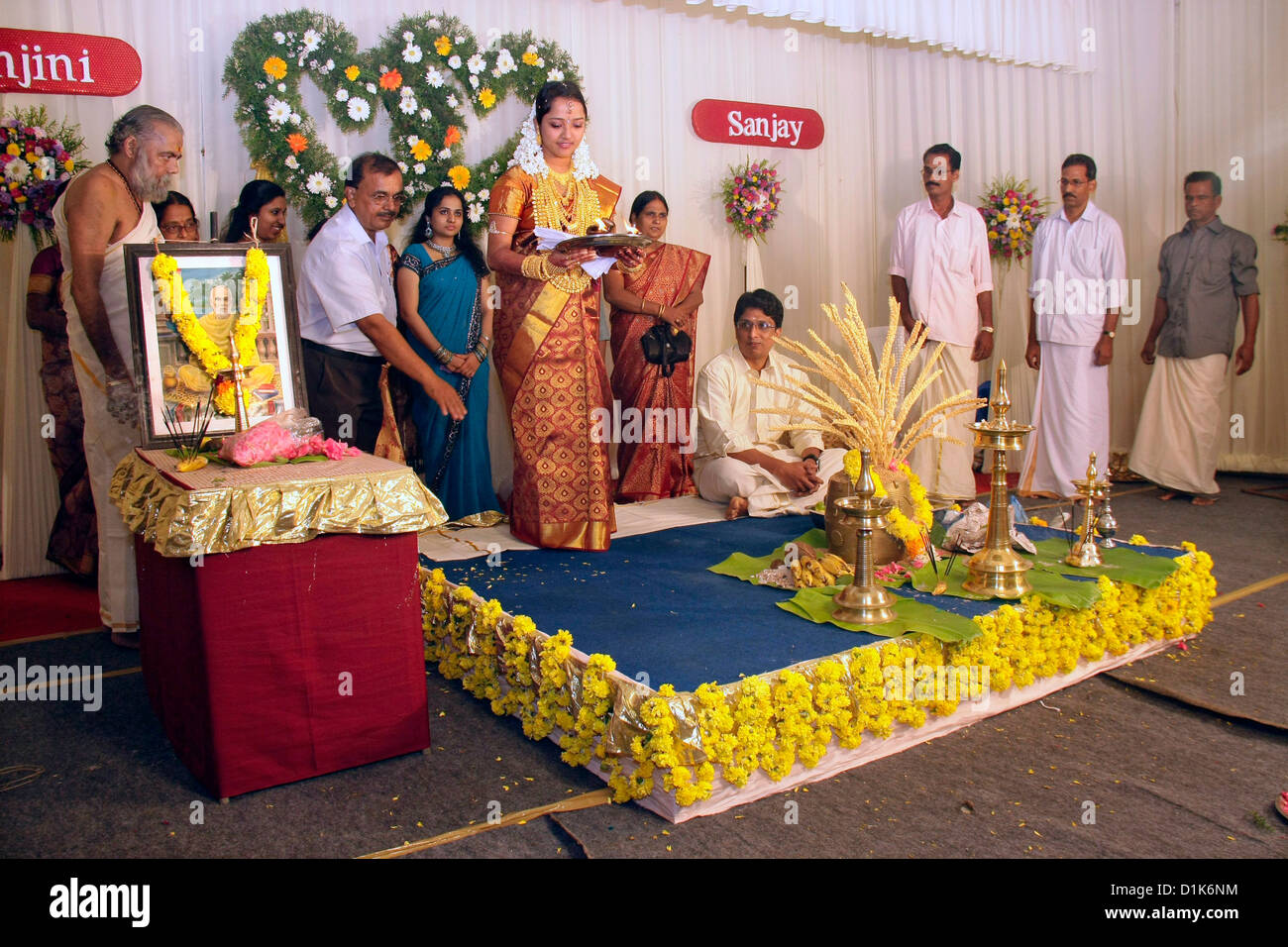 Sposa che arrivano con thalam in mano sul palco durante un indiano nozze indù o il Kerala indù cerimonia di nozze,Kerala, India Foto Stock