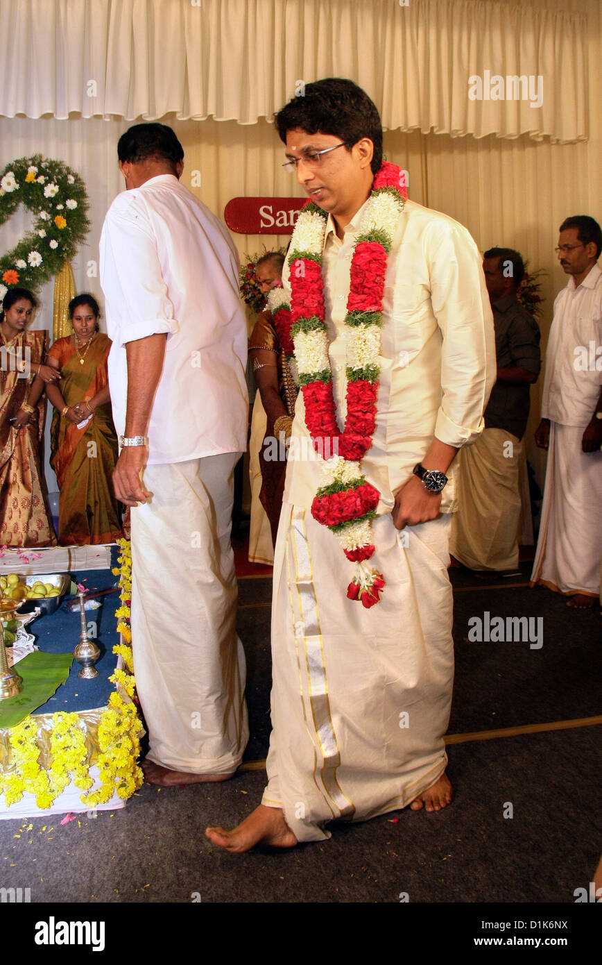 Sposa e lo sposo tenendo round di mandapam durante un indiano nozze indù o kerala nozze indù, Kerala, India del sud,asia Foto Stock
