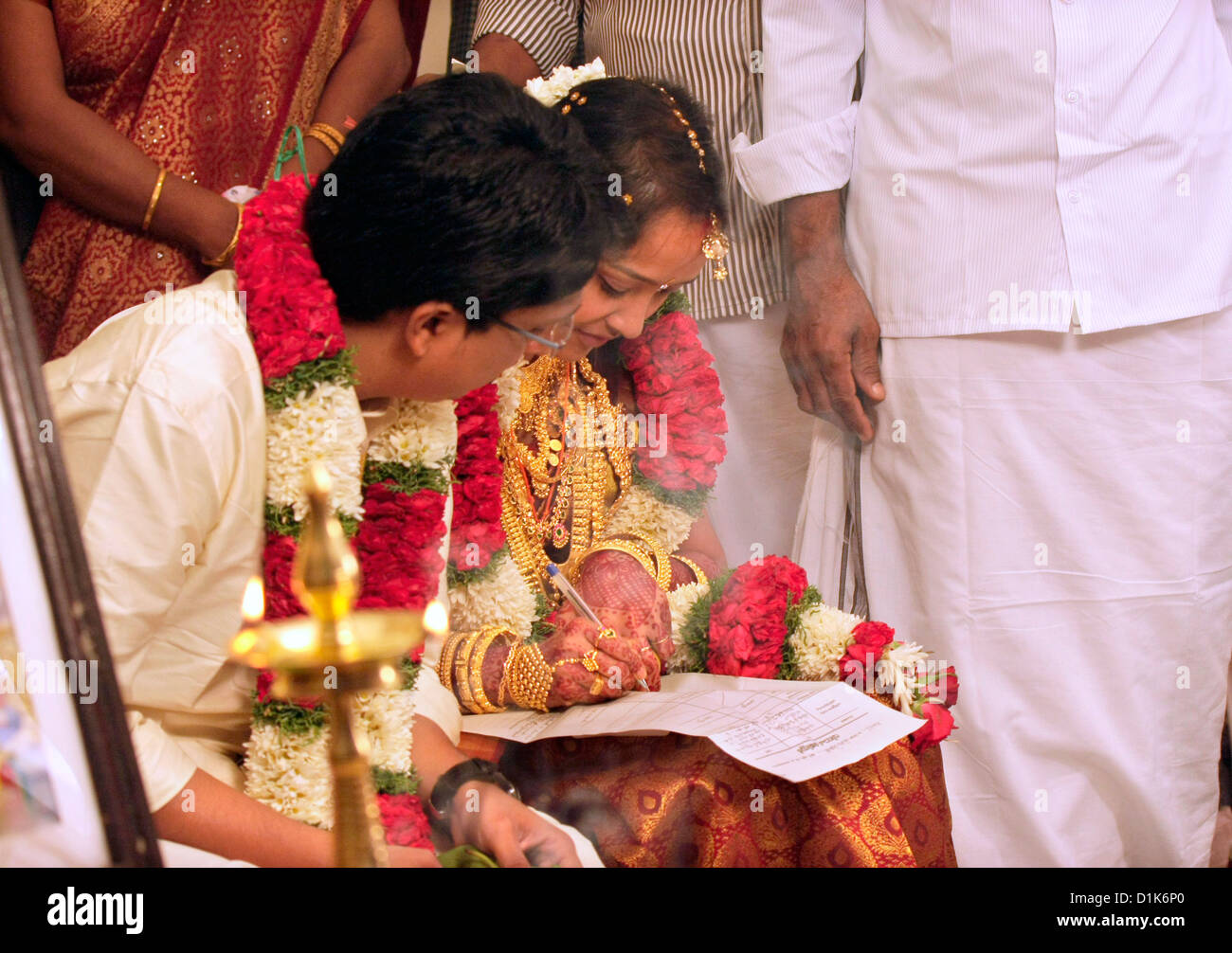 sposa e sposo firma certificato di matrimonio durante un indù indiano matrimonio o kerala indù matrimonio, kerala, india meridionale, asia, contratto di matrimonio Foto Stock