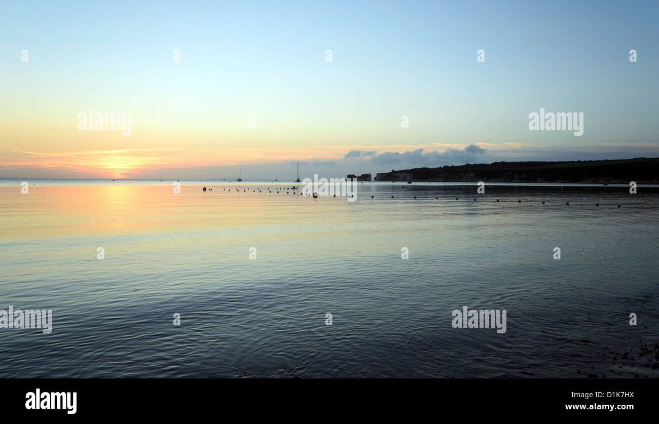 Sunrise a South Beach su Studland con Old Harry Rocks in distanza. Foto Stock