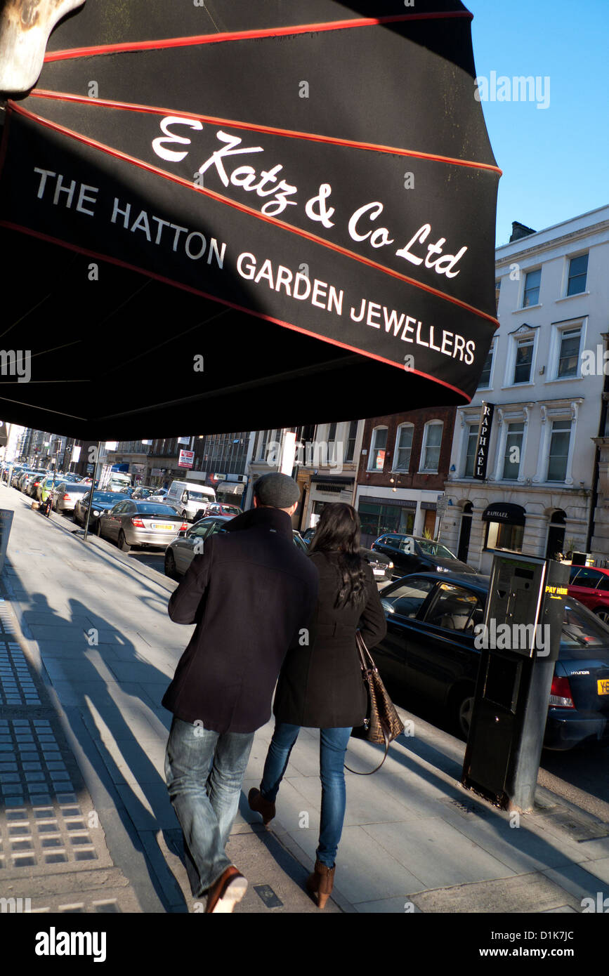 Vista sulla strada di una giovane coppia passato a piedi e Katz & Co gioiellerie store in Hatton Garden Londra CE1 Foto Stock
