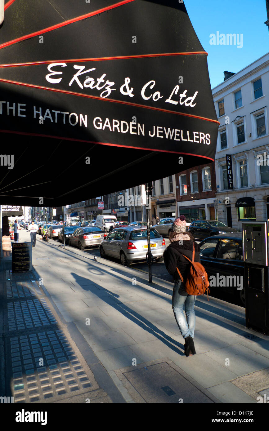 Una donna che cammina passato E Katz & Co Ltd gioiellerie store in Hatton Garden Londra CE1 Foto Stock