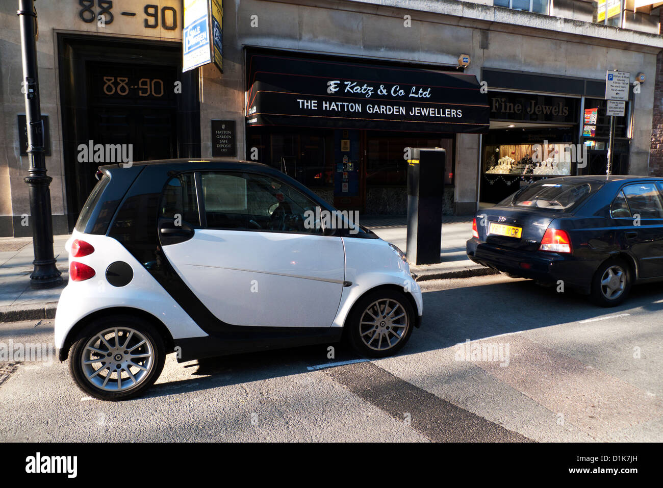 Un bianco e nero Smart auto parcheggiate fuori E. Katz & Co. Ltd gioiellerie in Hatton Garden Londra EC1 Inghilterra UK KATHY DEWITT Foto Stock