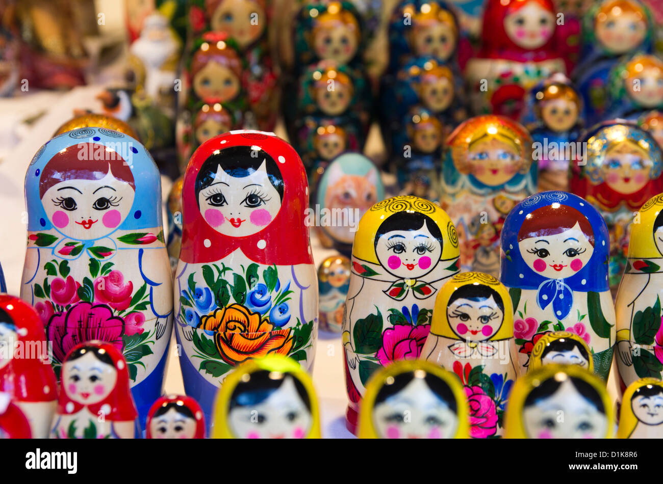 Bambole russe (matrioska) vengano venduti al mercato invernale a Montreux in Svizzera Foto Stock