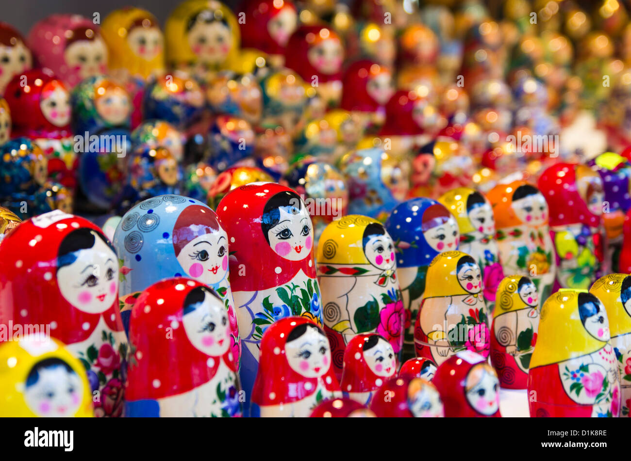 Bambole russe (matrioska) vengano venduti al mercato invernale a Montreux in Svizzera Foto Stock