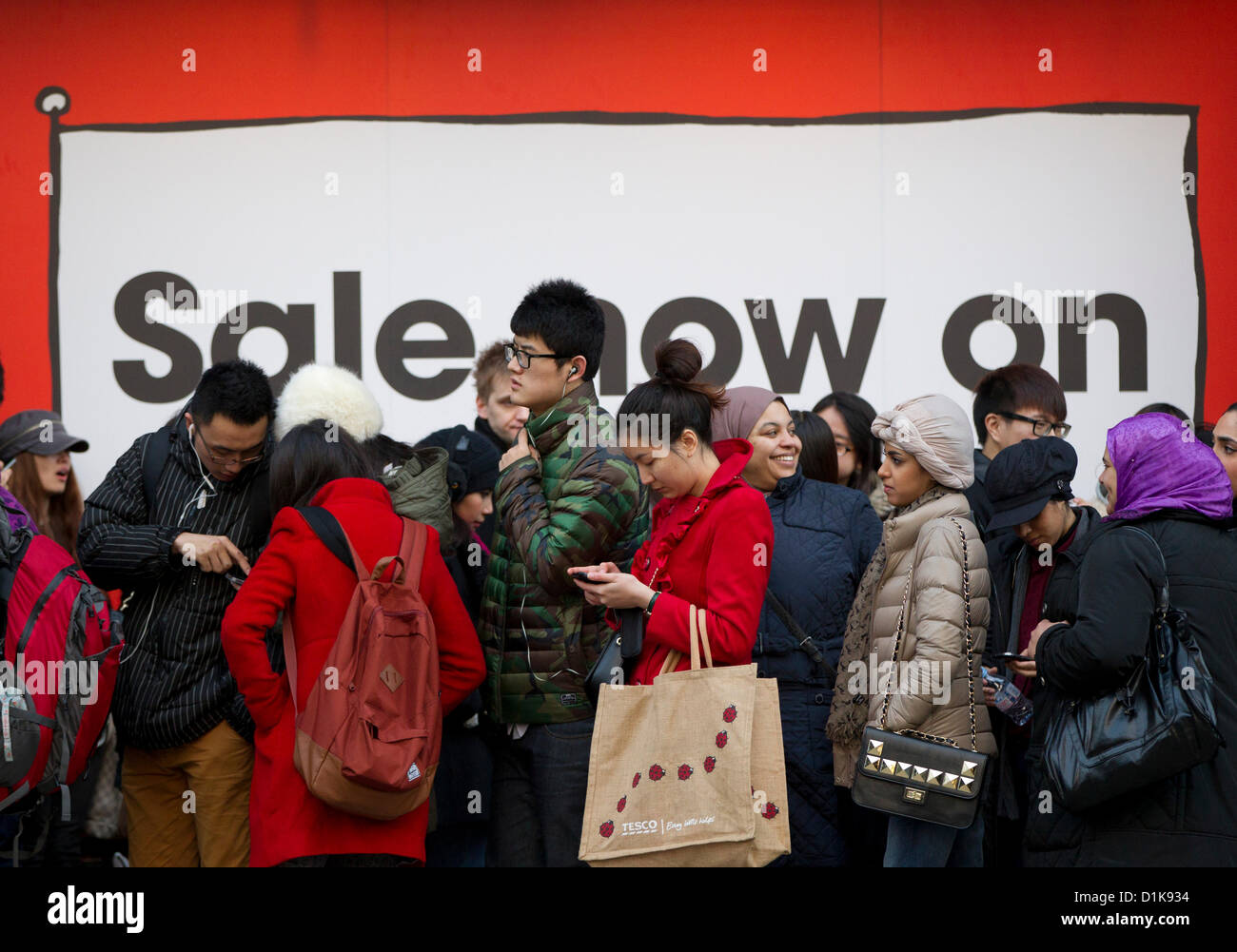 Londra, Regno Unito. Il 26 dicembre 2012. Come migliaia di tutto il Regno Unito prendere vantaggio di Boxing Day vendite una shopper passeggiate passato Oxford Street a Londra. Foto Stock