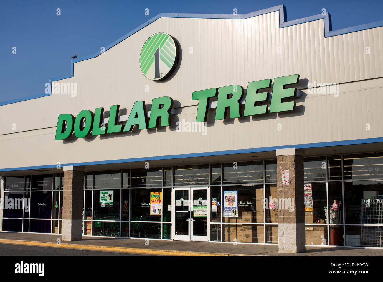 Una struttura ad albero del dollaro di retail store. Foto Stock Una struttura ad albero del dollaro di retail store. Foto Stock