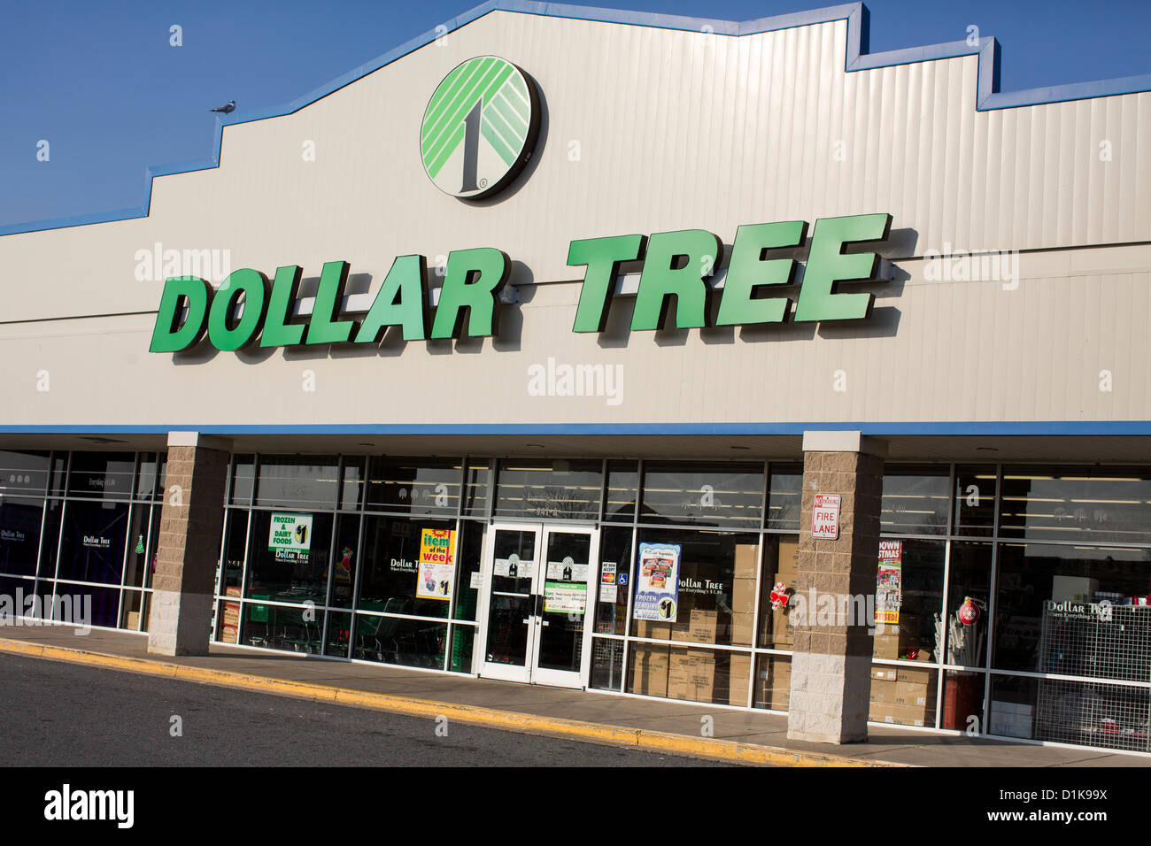 Una struttura ad albero del dollaro di retail store. Foto Stock Una struttura ad albero del dollaro di retail store. Foto Stock