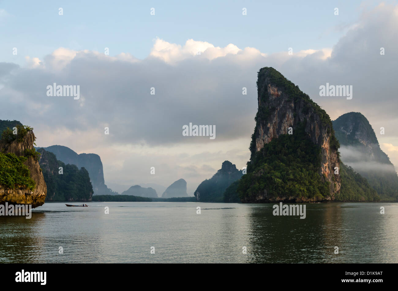 Isola di spettacolari scogliere a Alba con misty nuvole basse tra di loro in Ao Phang-Nga Parco Nazionale Marino nel sud della Thailandia Foto Stock