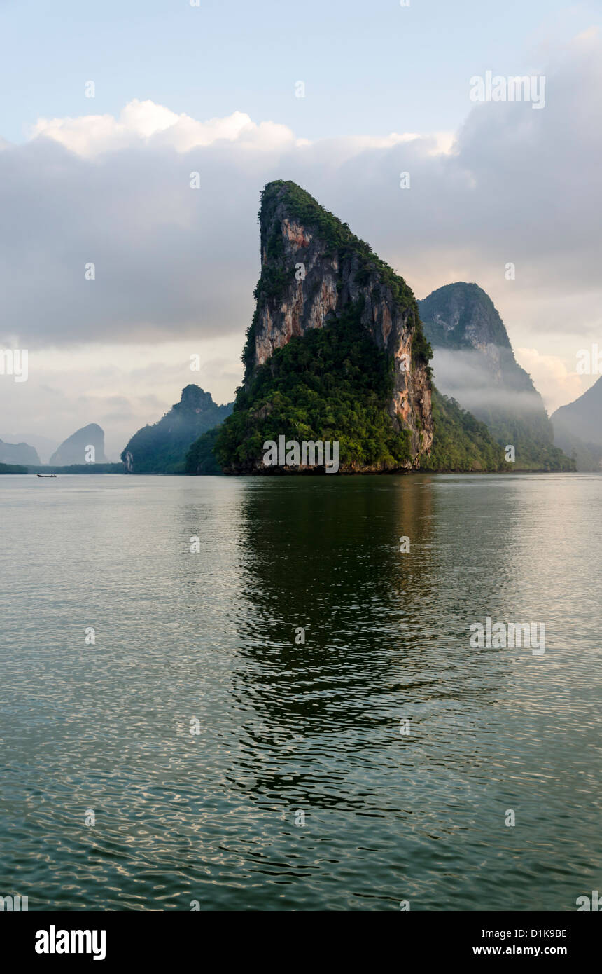 Isola di spettacolari scogliere a Alba con misty nuvole basse tra di loro in Ao Phang-Nga Parco Nazionale Marino nel sud della Thailandia Foto Stock