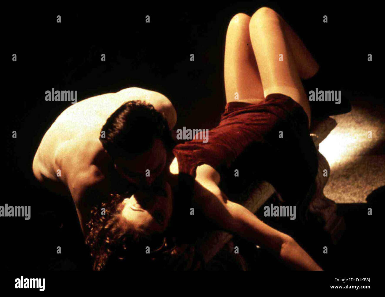 Nosferatu - Vampirische Leidenschaft abbracciare vampiro Martin Kemp, Alyssa Milano Charlotte (Alyssa Milano) wird von einem Foto Stock