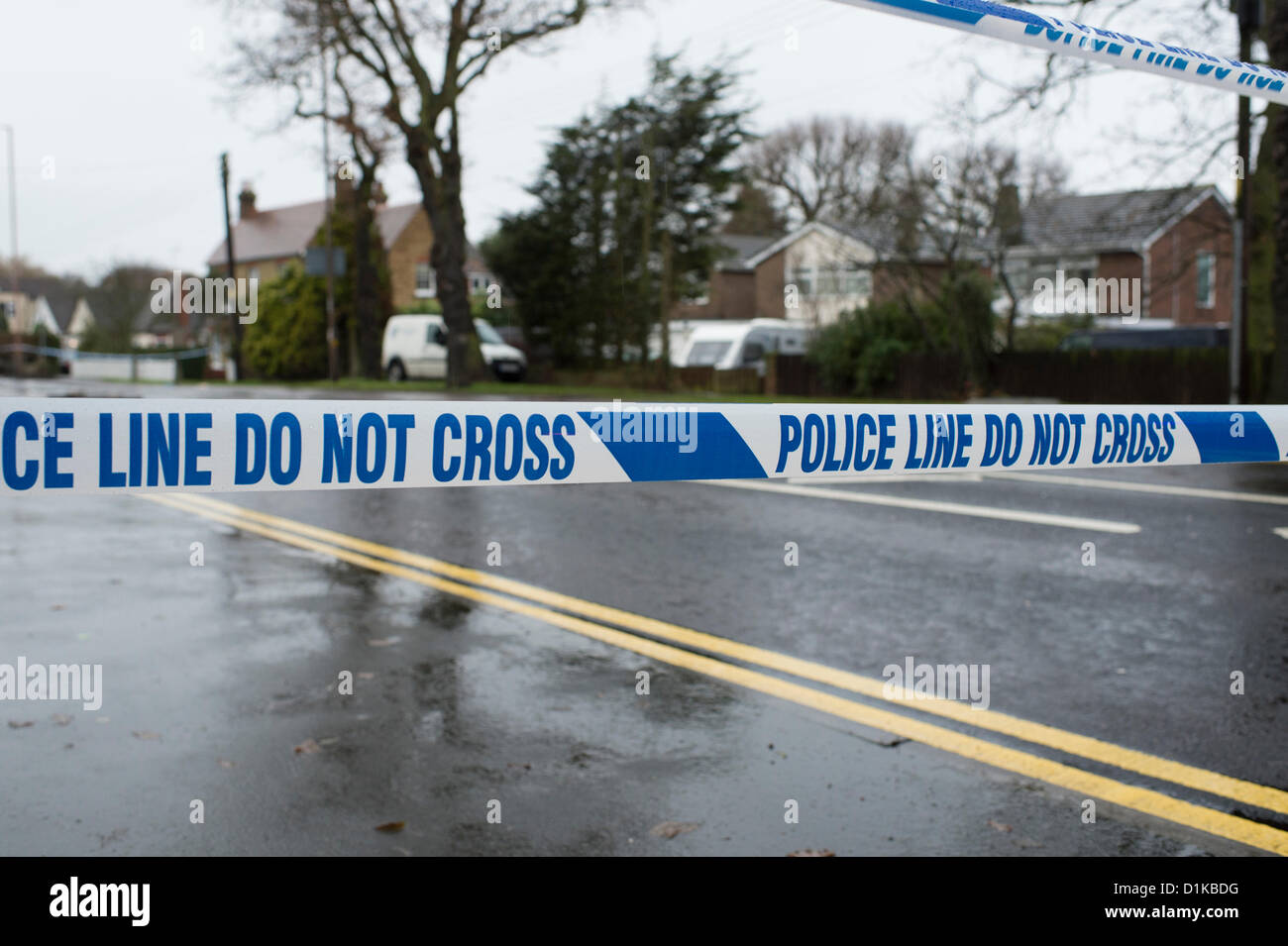 Forno Road, Thundersley, Essex, Regno Unito. Polizia e chiudere un tratto di strada mentre le indagini hanno luogo in un incidente che si è verificato. Nastro di polizia al di là della strada. Foto Stock