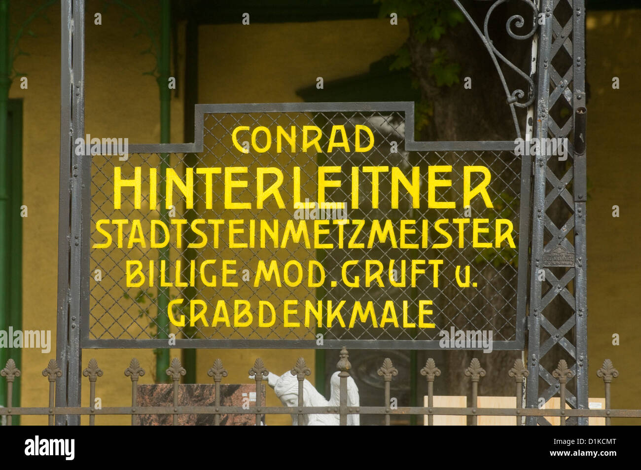 Österreich, Wien XI, vor dem Zentralfriedhof, Werbeschild eines Steinmetzes. Foto Stock
