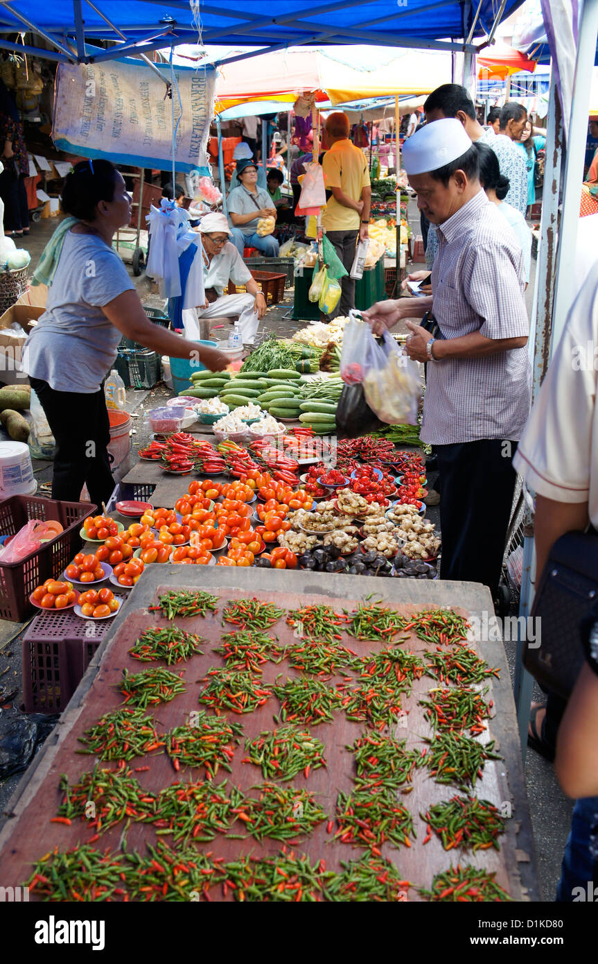 Stallo vegetali a Kuching domenica mattina mercato Foto Stock