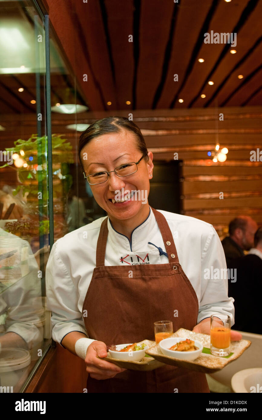 Österrreich, Wien 9, Lustkandlgasse 4, 'Kim kocht' asiatisch kreativa Küche auf höchstem Niveau. Kim serviert persönlich. Foto Stock