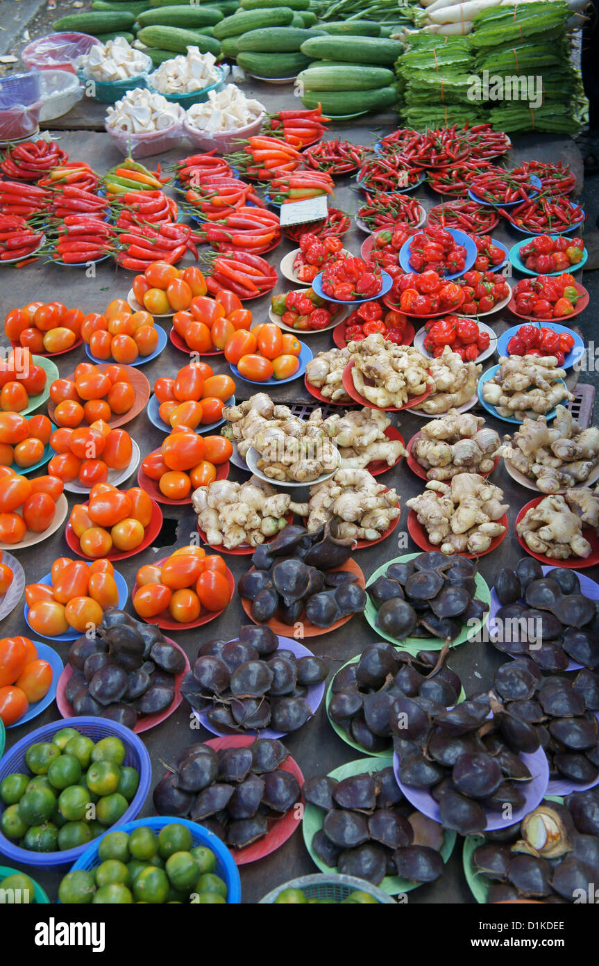 Stallo vegetali a Kuching domenica mattina mercato Foto Stock