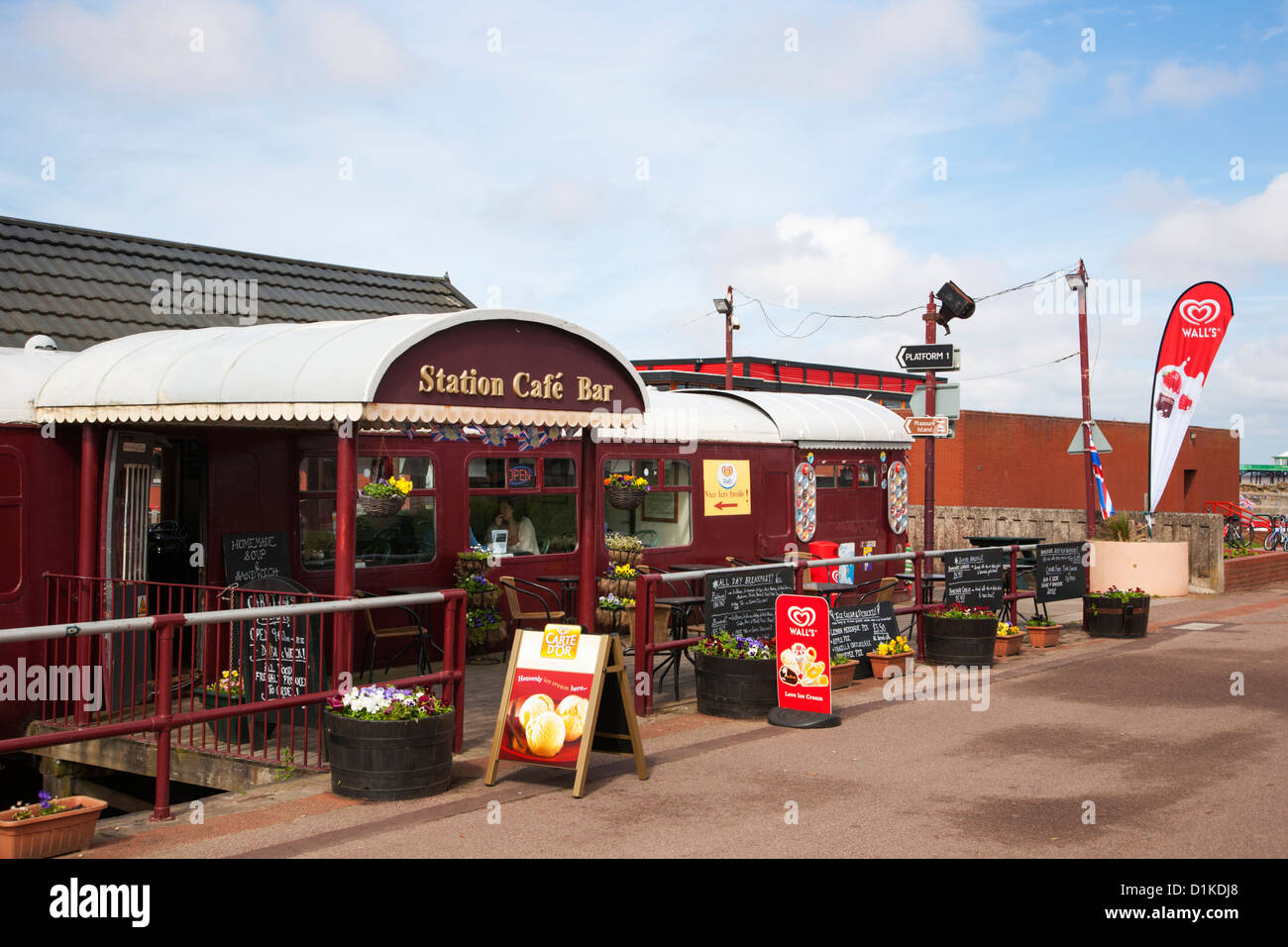 Convertito treno autobus Cafe su St Annes promenade Foto Stock