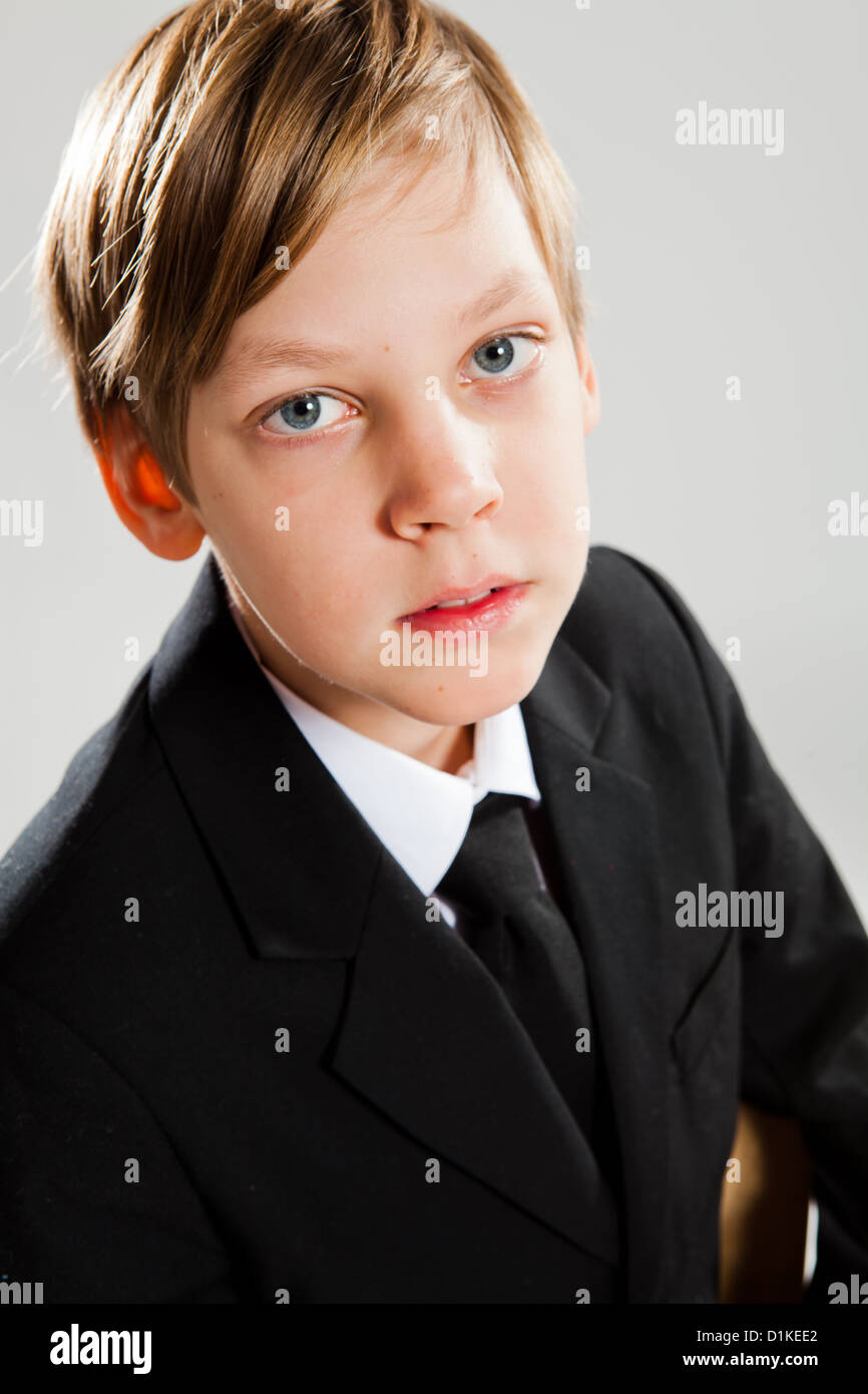 Primo piano studio Ritratto di giovane ragazzo indossa abito nero Foto Stock